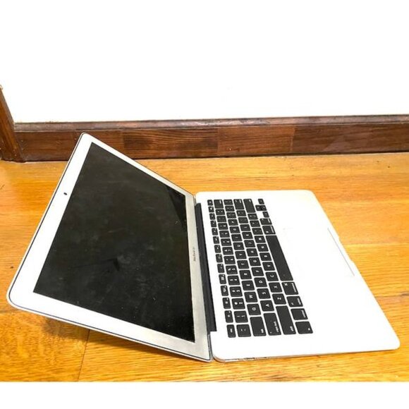 Macbook Air 13.3" Laptop - Intel Core i5 with 4GB Memory - 128GB SSD - Silver - Picture 9 of 10